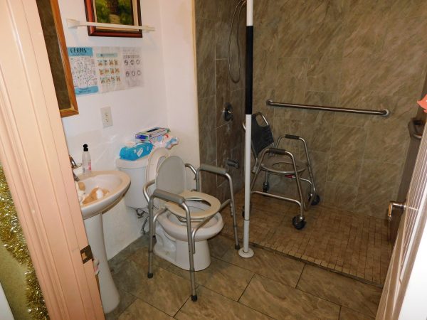 Solaris 28 8 - bathroom.JPG