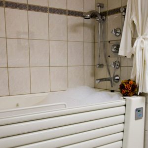 Aegis of Dana Point 5 - hydrotherapy tub.jpg