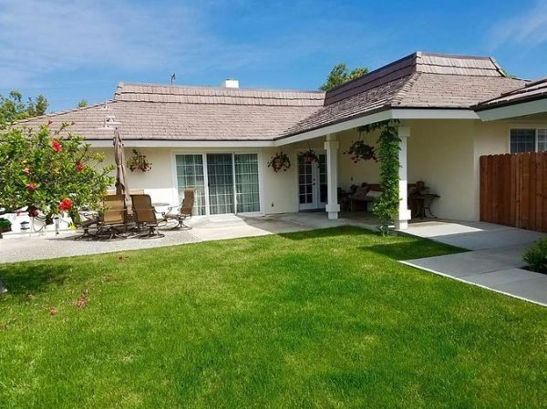 Astoria Retirement Residence - Corona Del Mar front courtyard.JPG