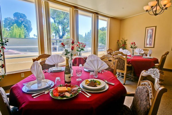 Avantgarde Senior Living of La Jolla 1 - dining room 2.jpg