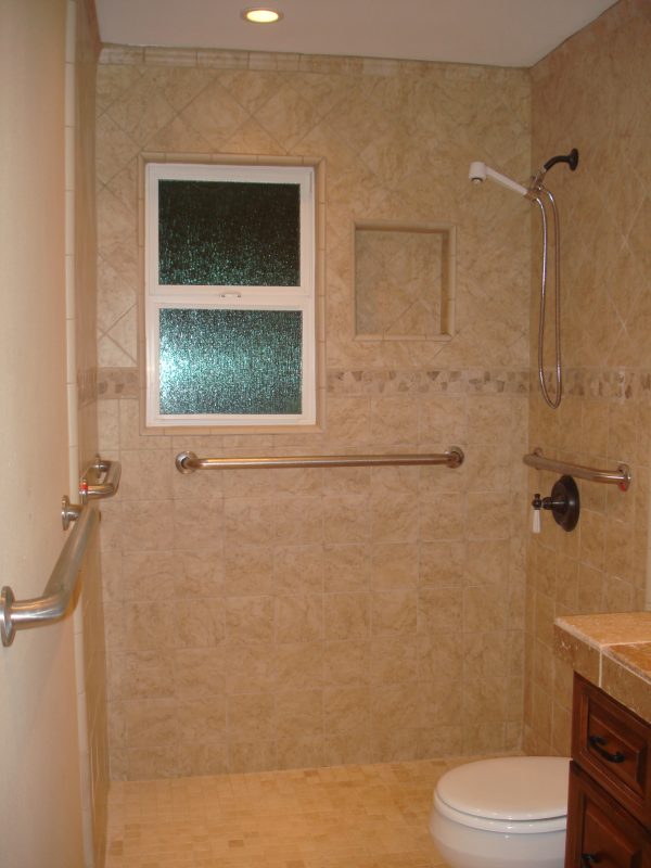 Chateau Francesca 4 - roll in shower.jpg