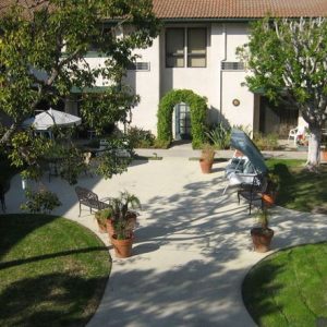 Crescendo Senior Living courtyard 2.JPG