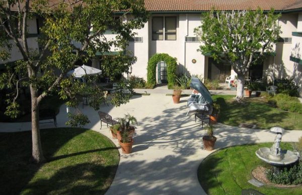 Crescendo Senior Living courtyard 2.JPG