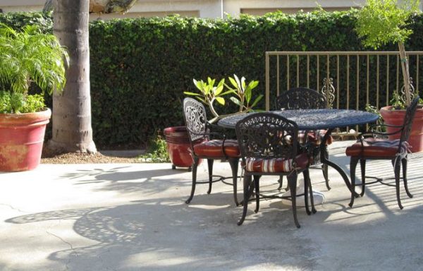 Crescendo Senior Living patio.JPG