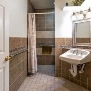 Crescent Care Villas - Lemon Heights 7 - bathroom.JPG