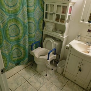 Gate Manor II 6 - bathroom.JPG