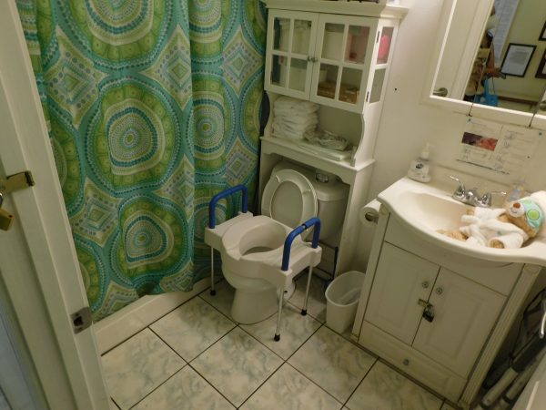 Gate Manor II 6 - bathroom.JPG