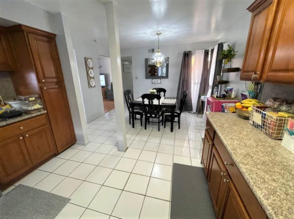 Glenflora Manor 4 - dining room.JPG