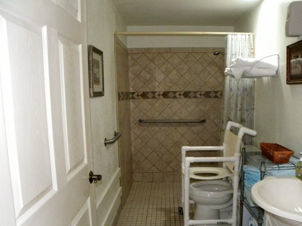 Ivy Cottages III 5 - restroom.jpg