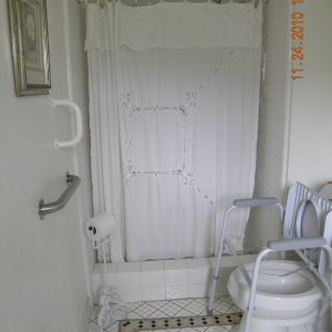 Ivy Cottages III restroom 2.jpg