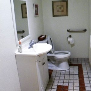 Ivy Cottages III restroom 3.jpg