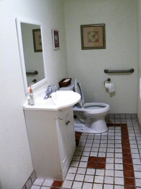 Ivy Cottages III restroom 3.jpg