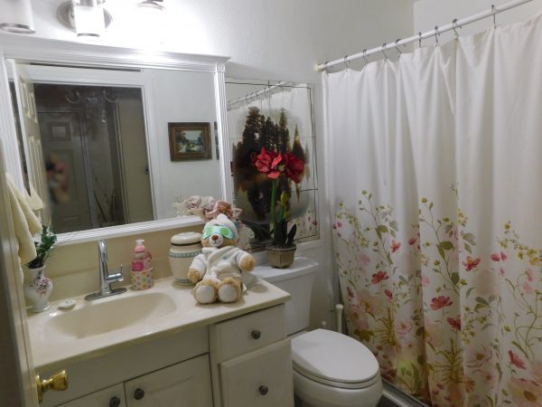 J & M Happy Guest Home bathroom.JPG