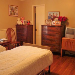 JC Cottages - Hollydale 5 - shared room 2.JPG