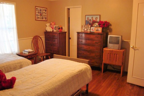 JC Cottages - Hollydale 5 - shared room 2.JPG