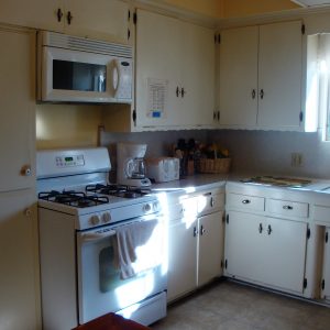 JC Cottages - Hollydale kitchen.JPG