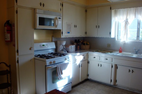 JC Cottages - Hollydale kitchen.JPG