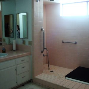 JC Cottages - Hollydale shower.JPG