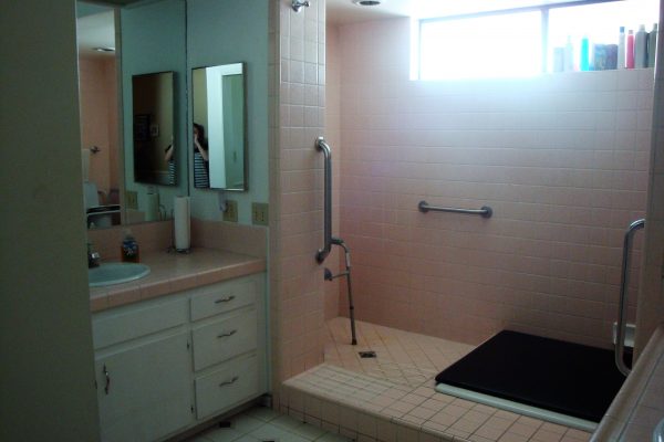 JC Cottages - Hollydale shower.JPG