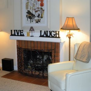 Laney's Cottages living room.jpg