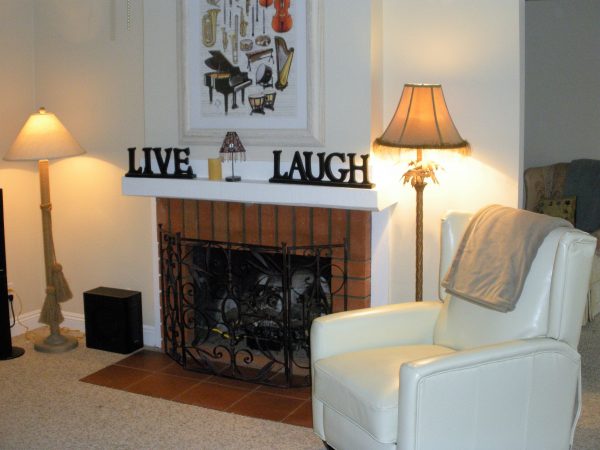 Laney's Cottages living room.jpg