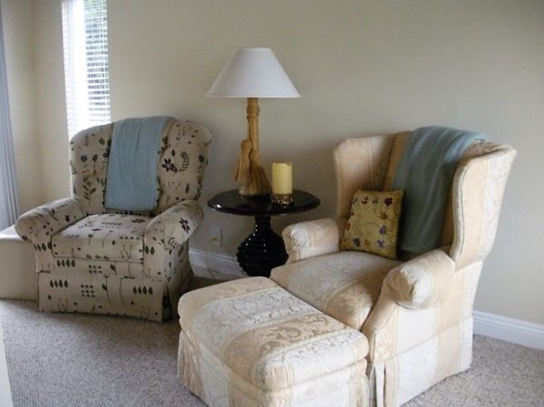 Laney's Cottages sitting area.jpg