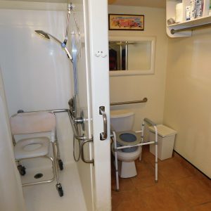 Maile Aloha 7 - Bathroom.JPG