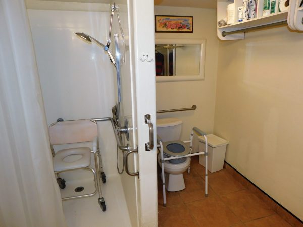 Maile Aloha 7 - Bathroom.JPG