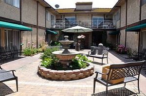 New Horizon Lodge Inc. 6 - courtyard.JPG