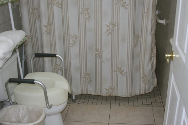 Pacifica Cottage restroom 2.JPG