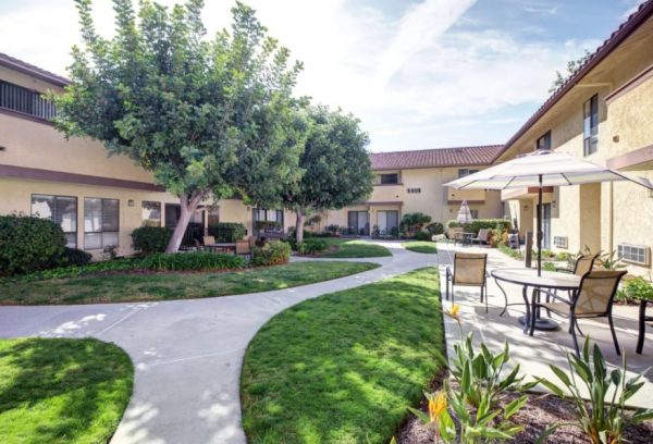 Pacifica Senior Living Encinitas 8 - Courtyard.jpg