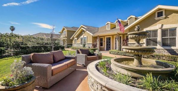 Pacifica Senior Living - Newport Mesa 6 - fountain patio.JPG