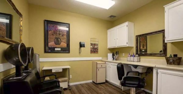 Pacifica Senior Living - Newport Mesa salon.JPG