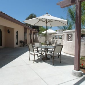 Pacifica Senior Living - Vista 6 - patio.jpg