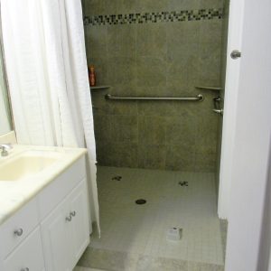 Park View Villa roll in shower.JPG