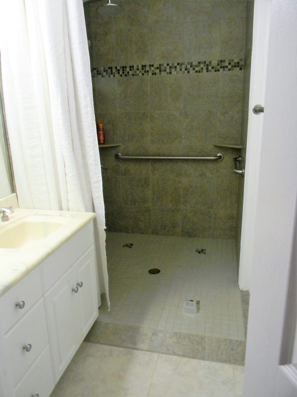 Park View Villa roll in shower.JPG