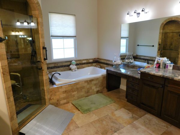 Parkview Gardens 7 - Master Bathroom.JPG