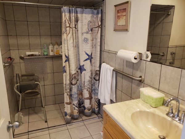 Rainbow Cottage I 5 - bathroom.jpg