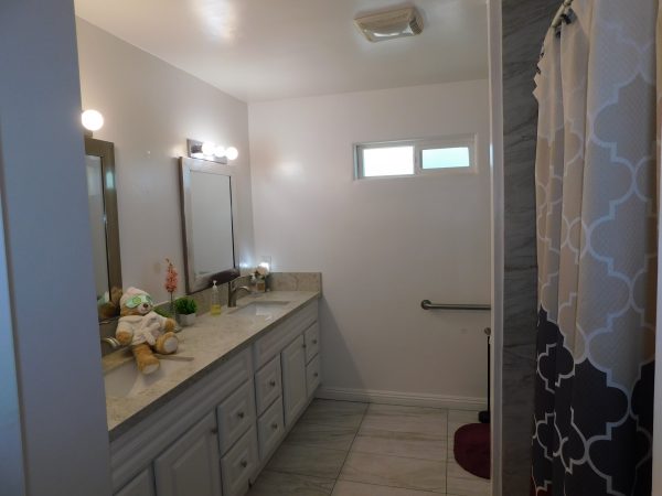 Renaissance Living II 5 - bathroom.JPG