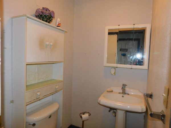 Solaris 30 Bathroom 2.JPG