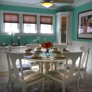 The Cottages - Seaside 4 - dining room.JPG