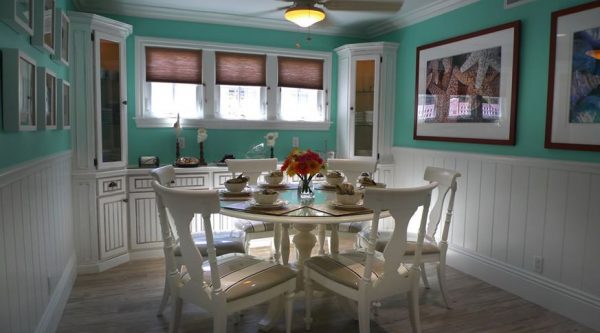 The Cottages - Seaside 4 - dining room.JPG