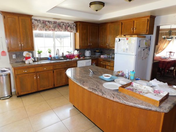 Victoria Estates Suites 6 - kitchen.JPG