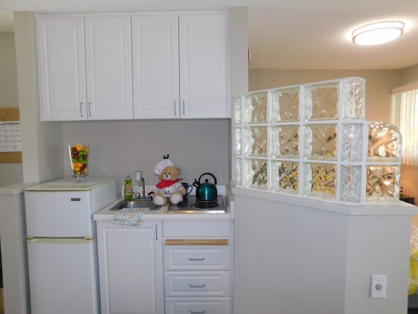 grossmont-gardens-senior-living-alcove-kitchenette.jpg