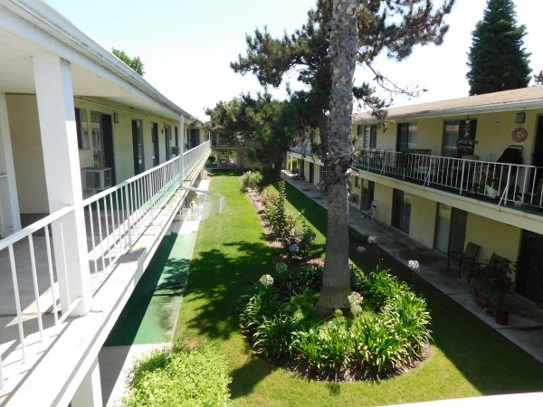 grossmont-gardens-senior-living-apartment-courtyard.jpg