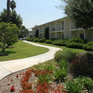 grossmont-gardens-senior-living-central-courtyard.jpg