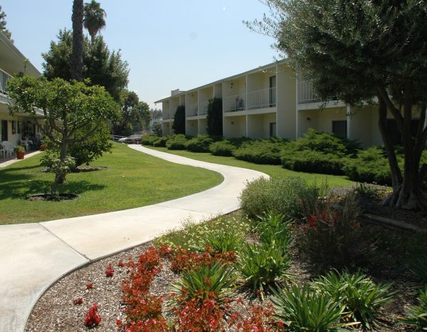 grossmont-gardens-senior-living-central-courtyard.jpg