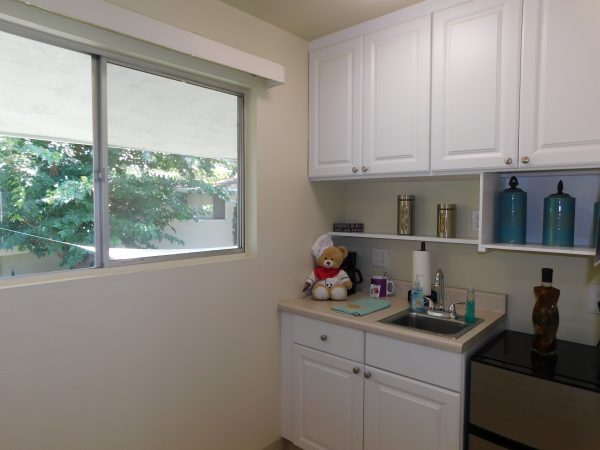 grossmont-gardens-senior-living-kitchenette.jpg