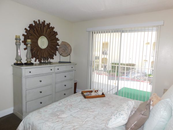 grossmont-gardens-senior-living-one-bedroom-apartment-bedroom-2.jpg