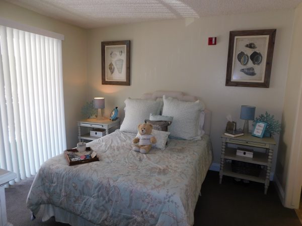 grossmont-gardens-senior-living-one-bedroom-apartment-bedroom.jpg